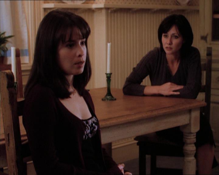 Charmed-Online_dot_net-1x04DeadManDating0879.jpg