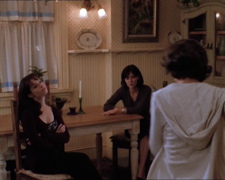 Charmed-Online_dot_net-1x04DeadManDating0904.jpg