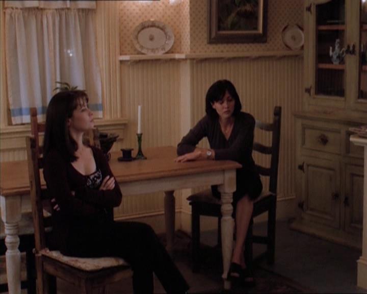 Charmed-Online_dot_net-1x04DeadManDating0905.jpg