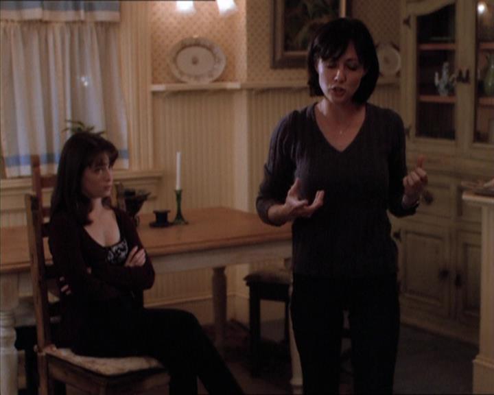 Charmed-Online_dot_net-1x04DeadManDating0911.jpg