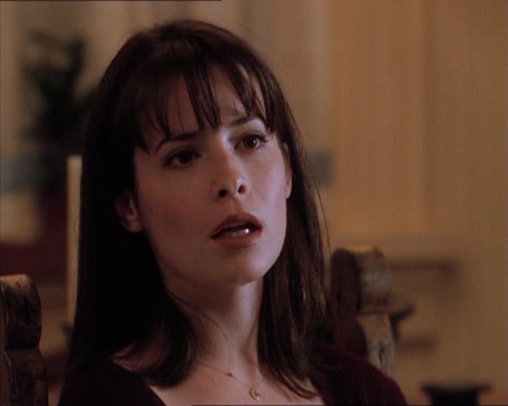 Charmed-Online_dot_net-1x04DeadManDating0914.jpg