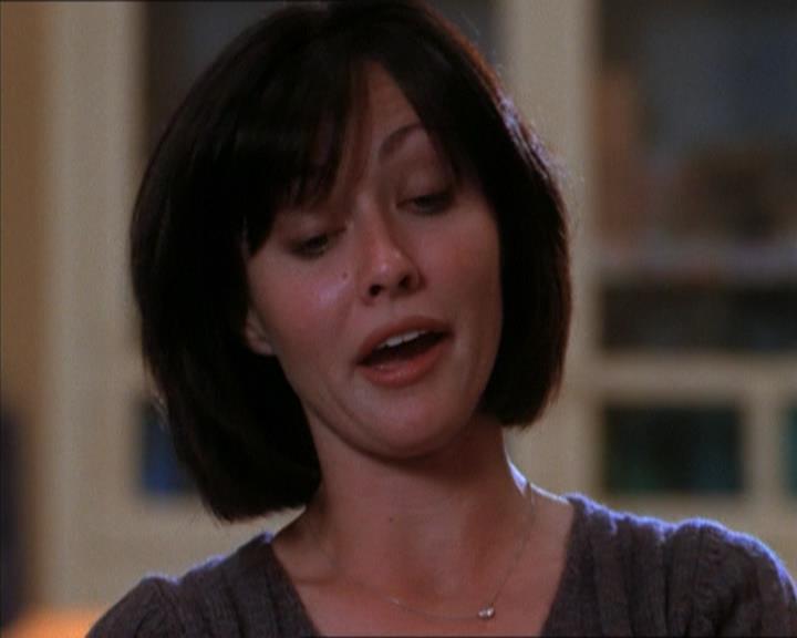 Charmed-Online_dot_net-1x04DeadManDating0921.jpg