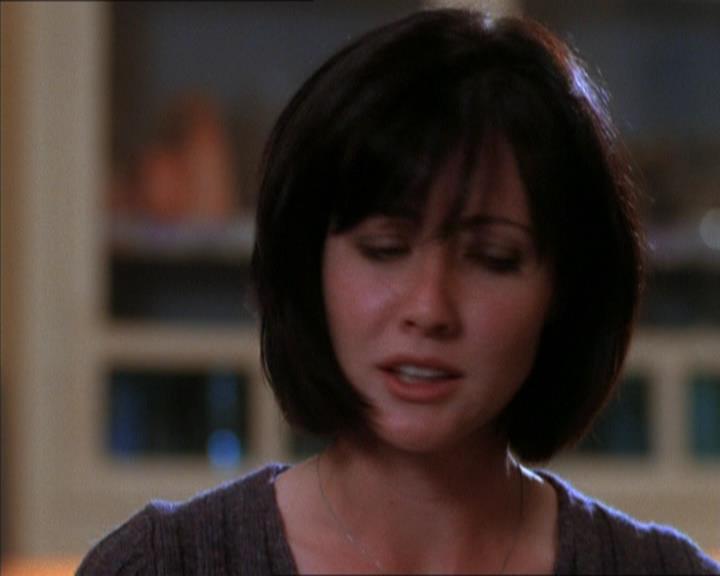 Charmed-Online_dot_net-1x04DeadManDating0930.jpg