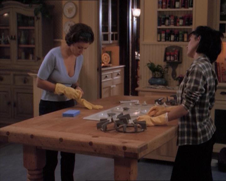 Charmed-Online_dot_net-1x04DeadManDating1376.jpg