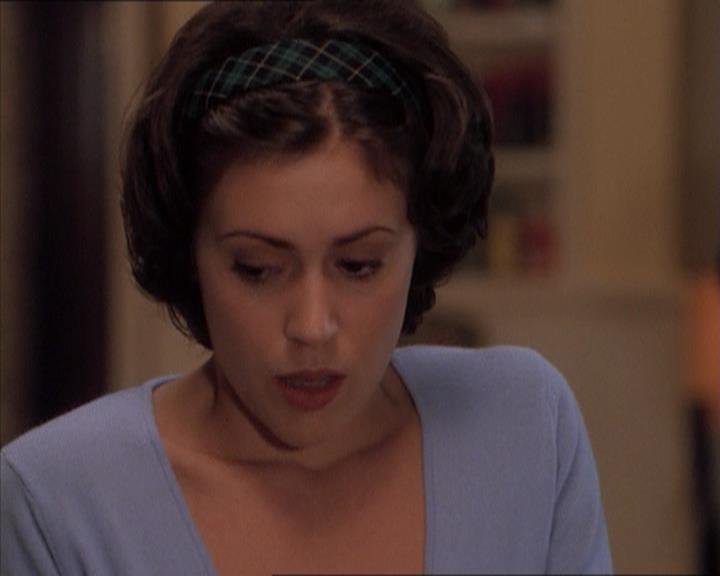 Charmed-Online_dot_net-1x04DeadManDating1412.jpg