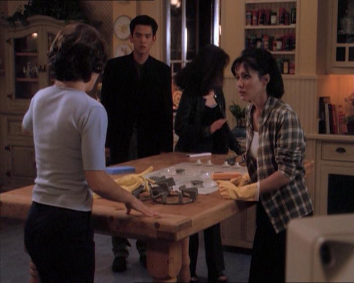 Charmed-Online_dot_net-1x04DeadManDating1501.jpg