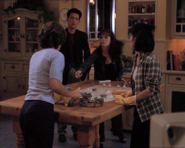 Charmed-Online_dot_net-1x04DeadManDating1503.jpg