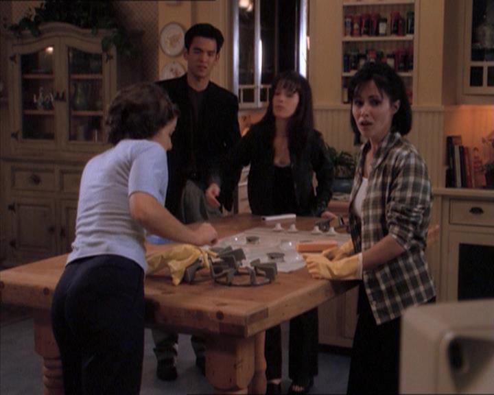 Charmed-Online_dot_net-1x04DeadManDating1504.jpg