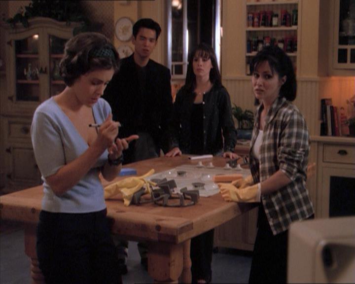Charmed-Online_dot_net-1x04DeadManDating1505.jpg