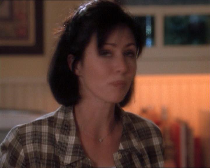 Charmed-Online_dot_net-1x04DeadManDating1506.jpg