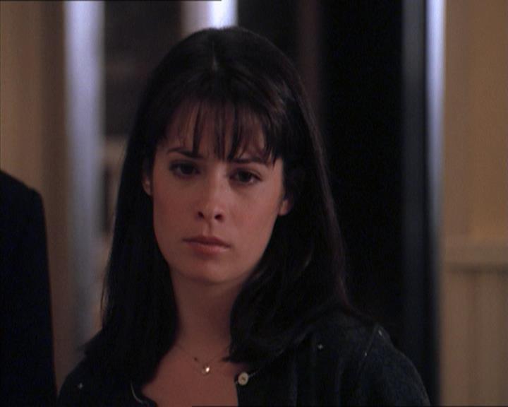 Charmed-Online_dot_net-1x04DeadManDating1515.jpg