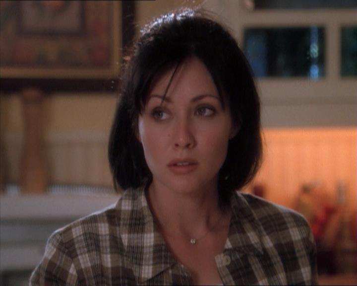 Charmed-Online_dot_net-1x04DeadManDating1516.jpg