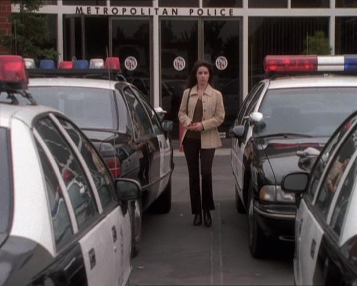 Charmed-Online_dot_net-1x04DeadManDating1607.jpg