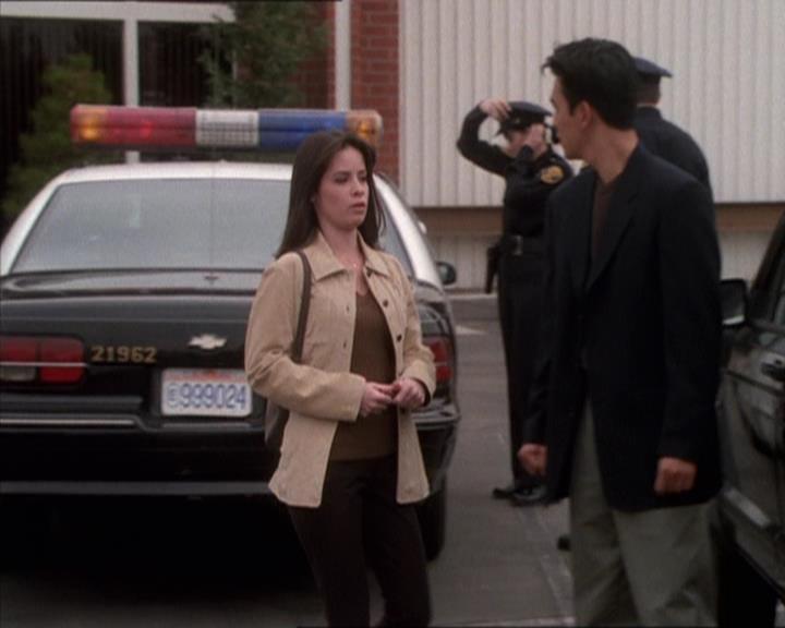 Charmed-Online_dot_net-1x04DeadManDating1612.jpg