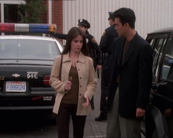 Charmed-Online_dot_net-1x04DeadManDating1613.jpg