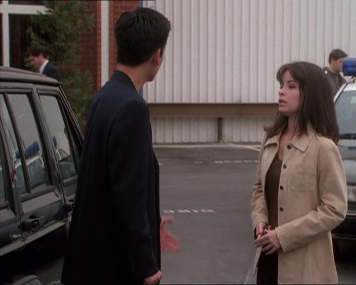 Charmed-Online_dot_net-1x04DeadManDating1626.jpg