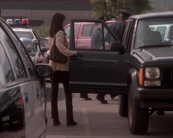 Charmed-Online_dot_net-1x04DeadManDating1646.jpg