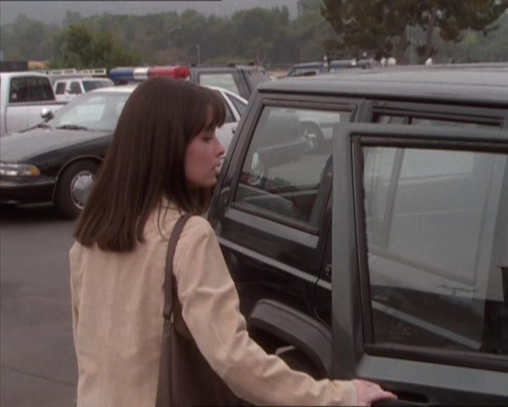Charmed-Online_dot_net-1x04DeadManDating1716.jpg