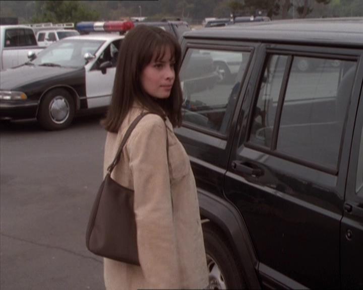 Charmed-Online_dot_net-1x04DeadManDating1718.jpg