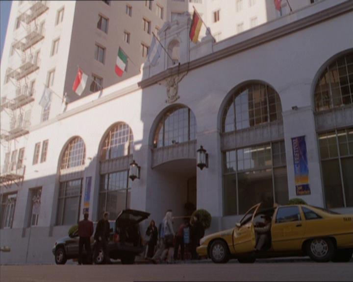 Charmed-Online_dot_net-1x04DeadManDating1721.jpg