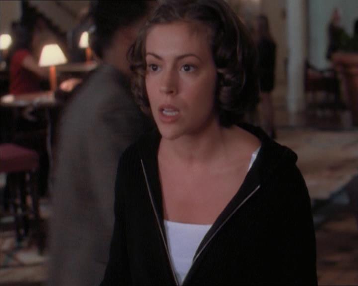 Charmed-Online_dot_net-1x04DeadManDating1737.jpg