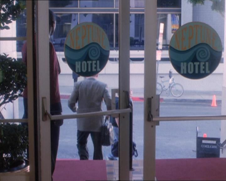 Charmed-Online_dot_net-1x04DeadManDating1748.jpg