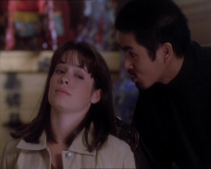 Charmed-Online_dot_net-1x04DeadManDating2067.jpg