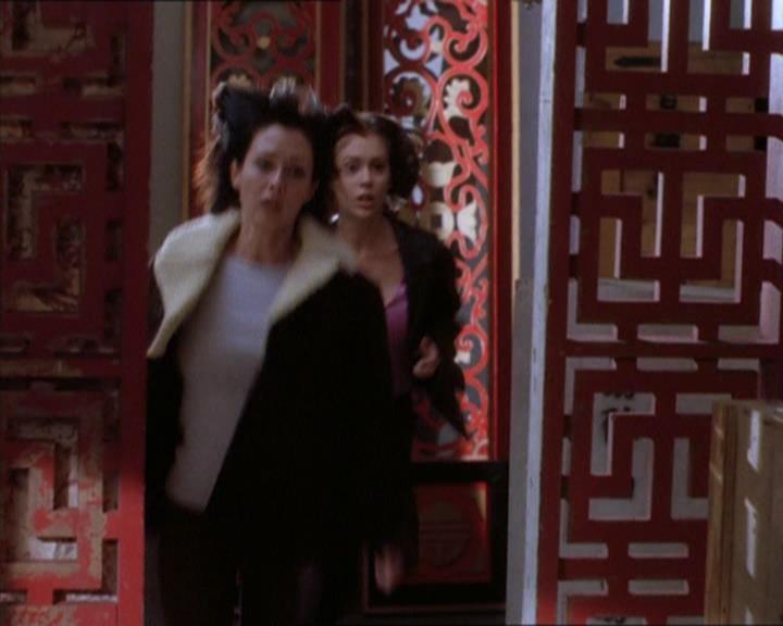 Charmed-Online_dot_net-1x04DeadManDating2093.jpg