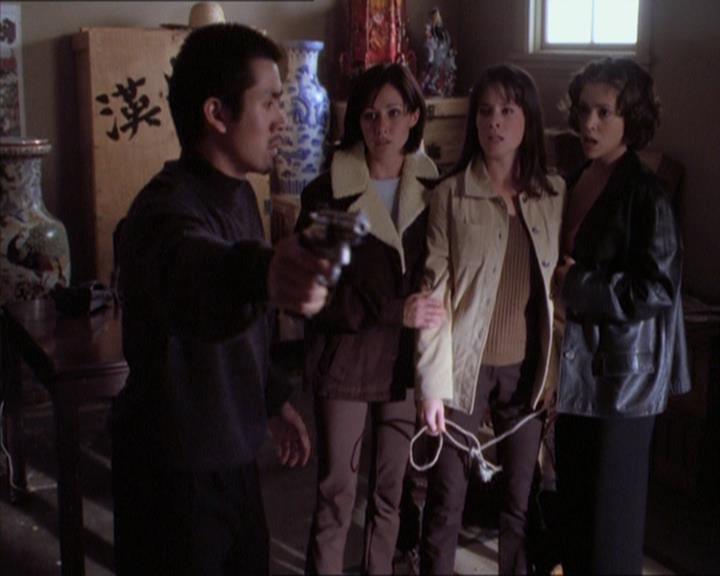 Charmed-Online_dot_net-1x04DeadManDating2127.jpg