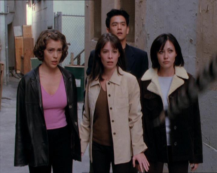 Charmed-Online_dot_net-1x04DeadManDating2243.jpg