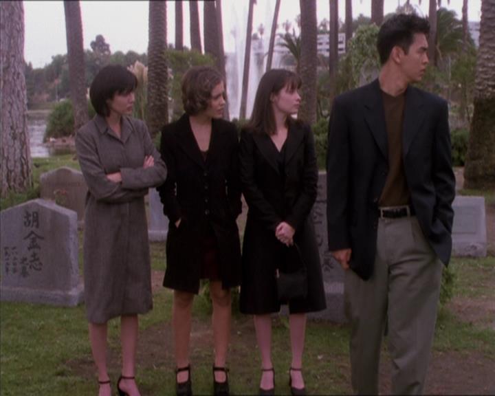 Charmed-Online_dot_net-1x04DeadManDating2332.jpg