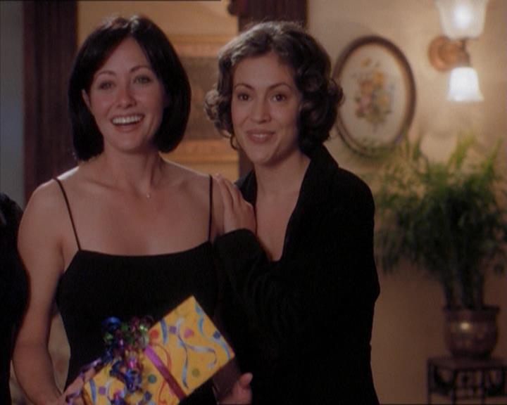 Charmed-Online_dot_net-1x04DeadManDating2412.jpg