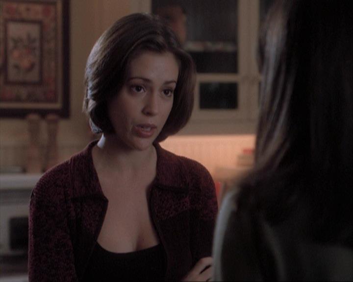 Charmed-Online-dot-net_108TheTruthIsOutThereAndItHurts2002.jpg