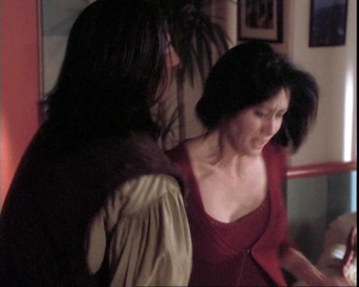 Charmed-Online-dot-net_109TheWitchIsBack0197.jpg