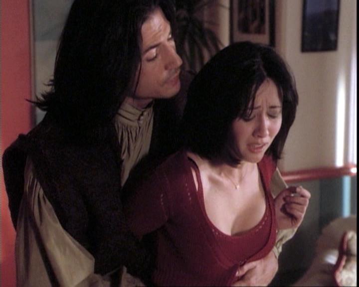 Charmed-Online-dot-net_109TheWitchIsBack0200.jpg