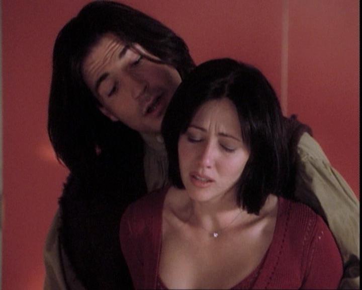 Charmed-Online-dot-net_109TheWitchIsBack0208.jpg