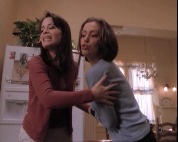 Charmed-Online-dot-net_109TheWitchIsBack0428.jpg