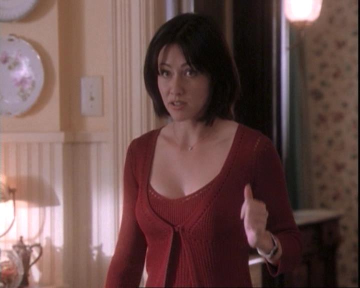 Charmed-Online-dot-net_109TheWitchIsBack0510.jpg