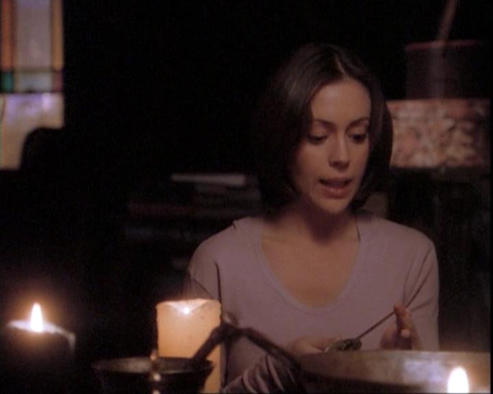 Charmed-Online-dot-net_109TheWitchIsBack0907.jpg