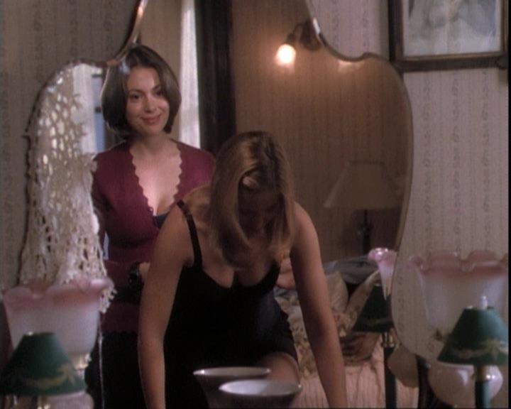 Charmed-Online-dot-net_109TheWitchIsBack1007.jpg