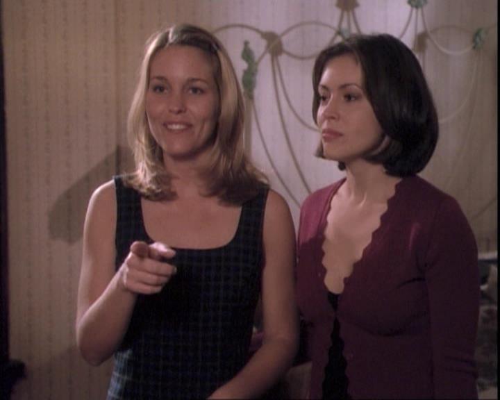 Charmed-Online-dot-net_109TheWitchIsBack1053.jpg