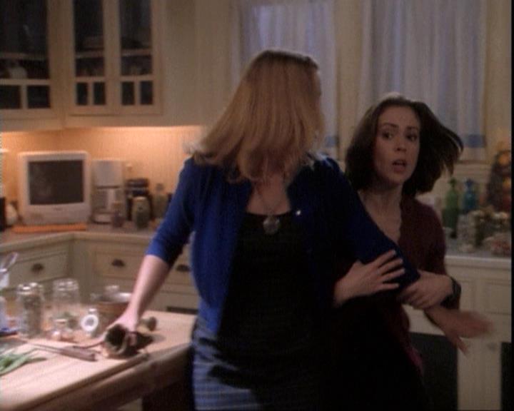 Charmed-Online-dot-net_109TheWitchIsBack2040.jpg