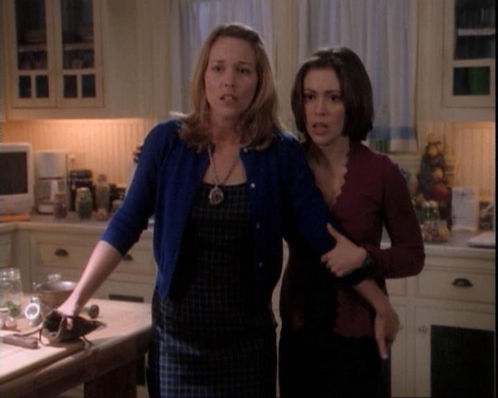 Charmed-Online-dot-net_109TheWitchIsBack2045.jpg