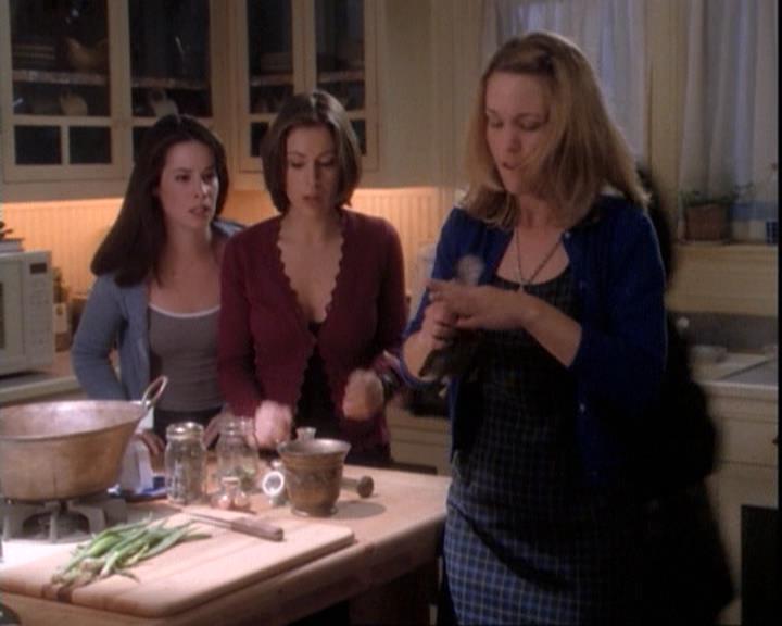 Charmed-Online-dot-net_109TheWitchIsBack2065.jpg