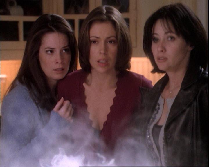 Charmed-Online-dot-net_109TheWitchIsBack2073.jpg