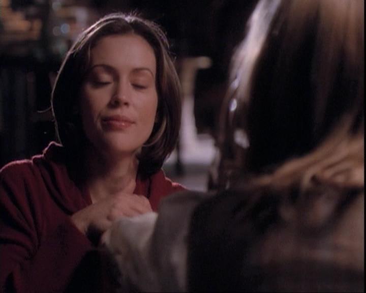 Charmed-Online-dot-net_109TheWitchIsBack2252.jpg