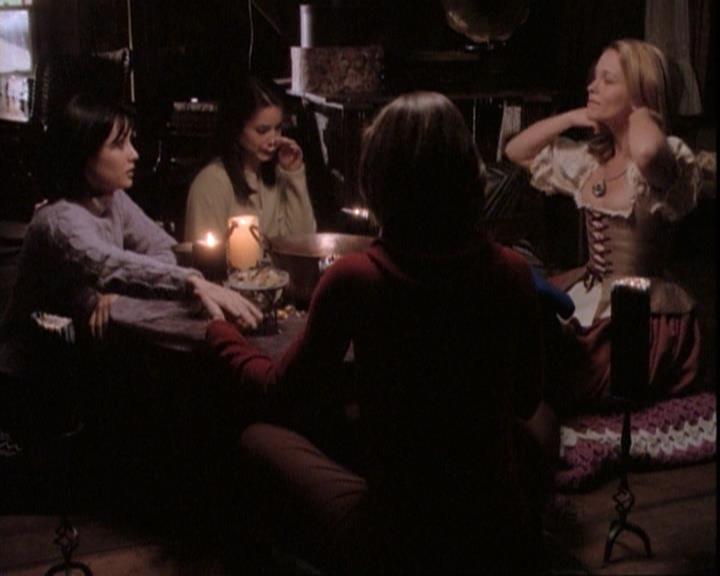 Charmed-Online-dot-net_109TheWitchIsBack2282.jpg