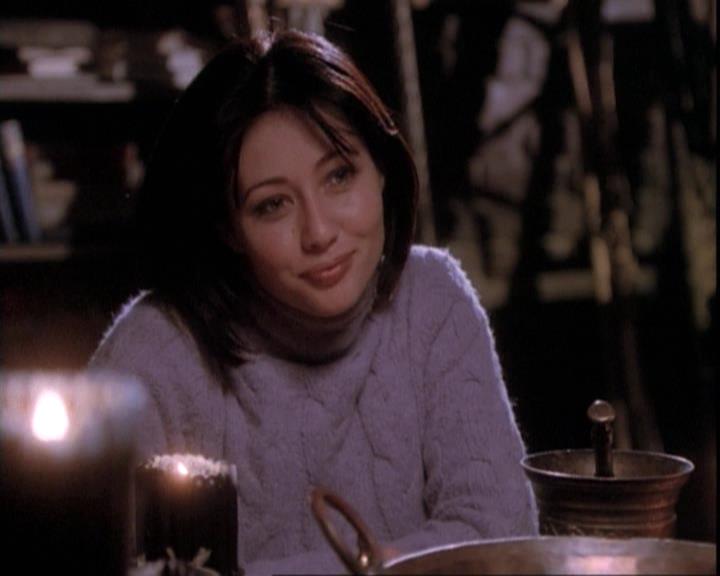 Charmed-Online-dot-net_109TheWitchIsBack2328.jpg