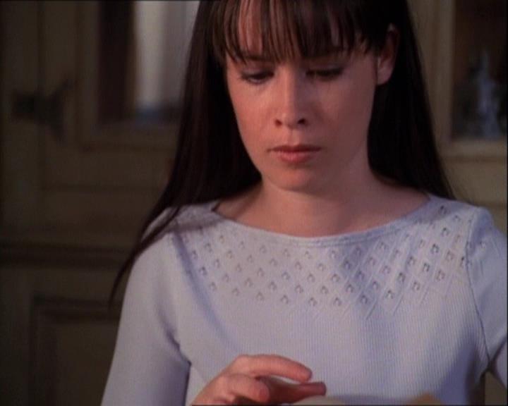 Charmed-Online-dot-net_121LoveHurts0793.jpg