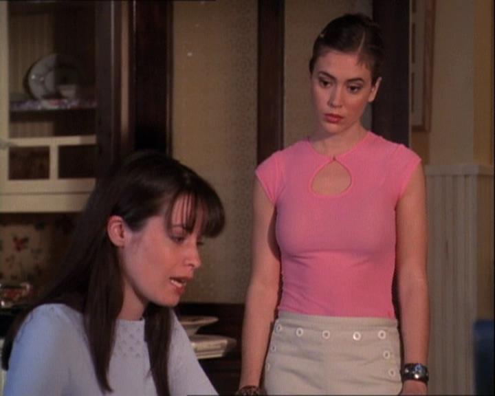 Charmed-Online-dot-net_121LoveHurts0802.jpg